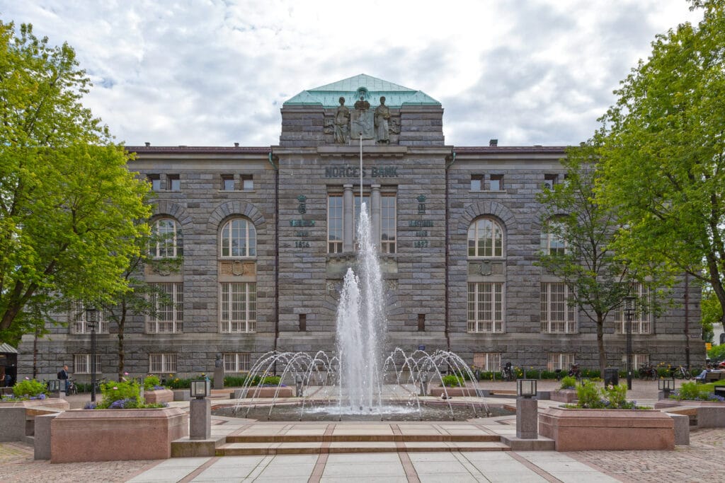 Norges Bank building with fountain in front